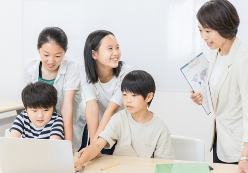 PCを見る子どもたち